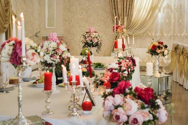 Tischdekoration Mit Kerzen Und Blumen — Stockfoto