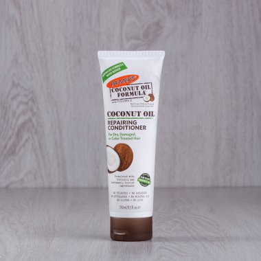 Kamyanets-Podilskyi, Ukrayna - 25 Ağustos 2020: Palmer 's, Coconut Oil Formula, Tamirci, 8.5 fl oz (250 ml.)