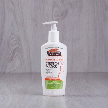 Kamyanets-Podilskyi, Ukrayna - 25 Ağustos 2020: Palmer 's, Cocoa Butter Formula, Body Losyon, Stretch Marks için masaj losyonu, 8.5 fl oz (250 ml.)
