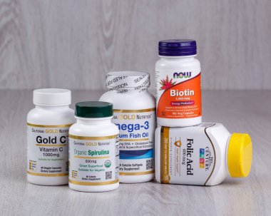 Kamyanets-Podilskyi, Ukrayna - 25 Ağustos 2020: Folik asit. Omega-3. Organik Vladiulina. C vitamini..