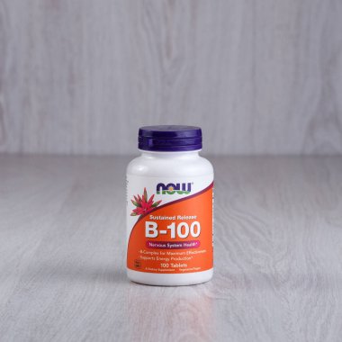 Kamyanets-Podilskyi, Ukrayna - 25 Ağustos 2020: Now Foods, B-100, Sürdürülmüş Sürüm, 100 Tablet