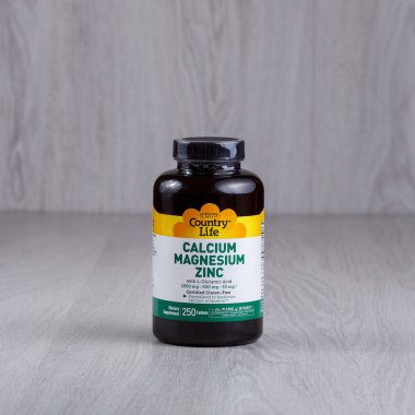 Kamyanets-Podilskyi, Ukrayna - 25 Ağustos 2020: Country Life, Kalsiyum Magnezyum Çinko, 250 Tablet