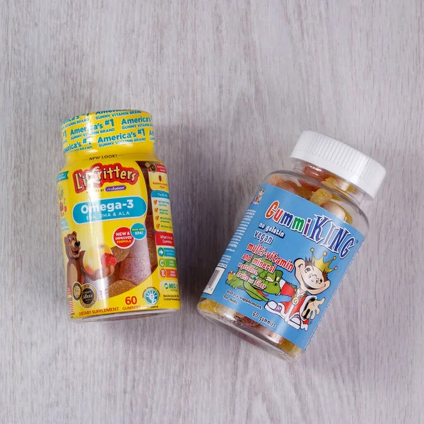 Kamyanets-Podilskyi, Ukrayna - 25 Ağustos 2020: GummiKing, Multi-Vitamin ve Mineral, Sebzeler, Fruits and Fiber, Çocuklar İçin, 60 Gummies. L 'il Critters, Omega-3, Ahududu-Limonata Lezzetleri, 60 sakız