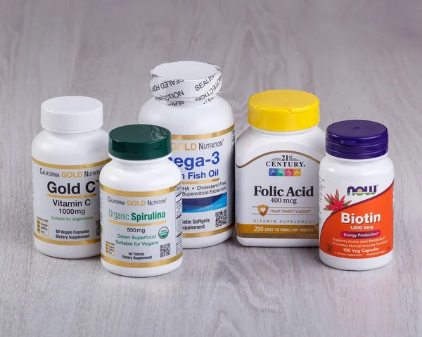 Kamyanets-Podilskyi, Ukrayna - 25 Ağustos 2020: Folik asit. Omega-3. Organik Vladiulina. C vitamini..