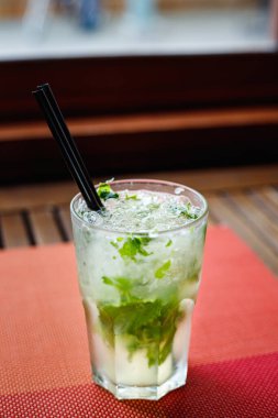 Bardaki masada taze mojito kokteyli. Soğuk tropik kokteyl..