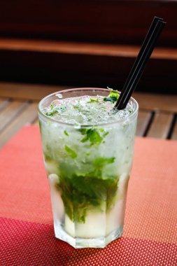 Bardaki masada taze mojito kokteyli. Soğuk tropik kokteyl..