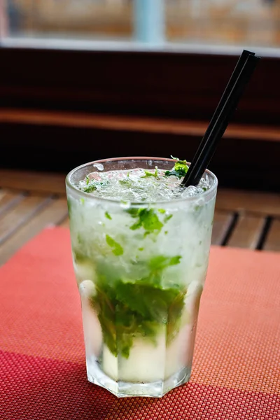 Bardaki masada taze mojito kokteyli. Soğuk tropik kokteyl..