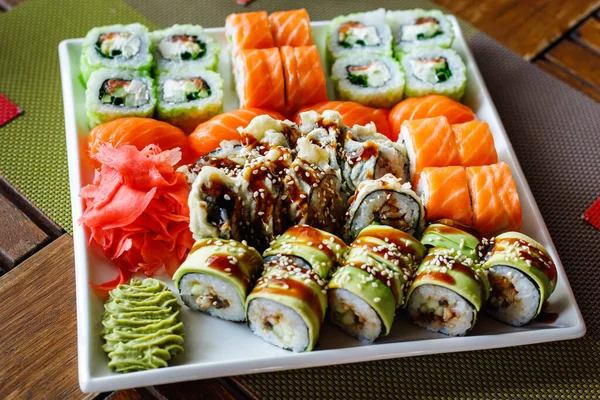Conjunto Sushi Diferentes Tipos Plato Sushi Bar Sushi Vista Superior Fotos De Stock Sin Royalties Gratis