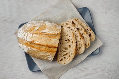 Tabakta dilimlenmiş taze pişmiş tartin ekmeği. Üst görünüm.