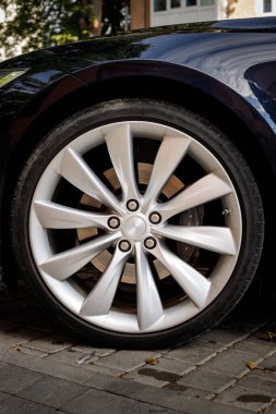 Kamyanets-Podilskyi, Ukrayna - 15 Eylül 2020: Tesla elektrikli araba tekerleği.