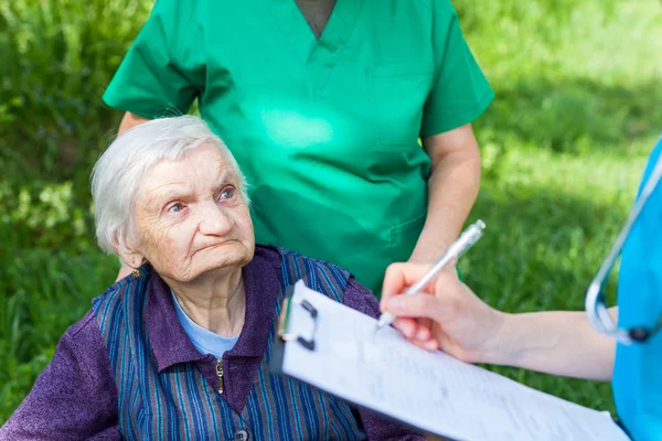 Kranke Ältere Frau Rollstuhl Krankenschwestern Diskutieren Behandlung Freien — Stockfoto