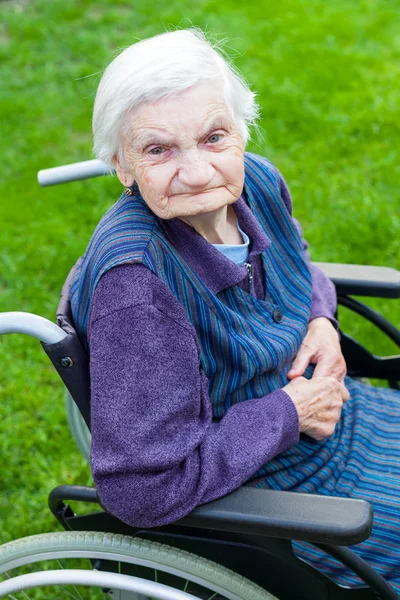 Alte Dame Sitzt Demenz Rollstuhl Und Verbringt Zeit Freien — Stockfoto