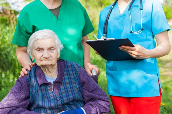 Kranke Ältere Frau Rollstuhl Krankenschwestern Diskutieren Behandlung Freien — Stockfoto