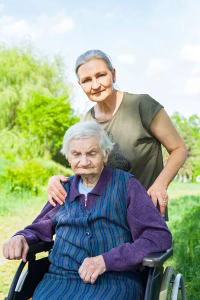 Bejaarde Vrouw Rolstoel Met Middelste Leeftijd Dochter Kwaliteitstijd Doorbrengen Buiten — Stockfoto