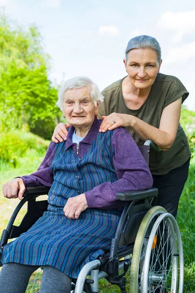 Mujer Anciana Sentada Silla Ruedas Con Hija Mediana Edad Pasando — Foto de Stock