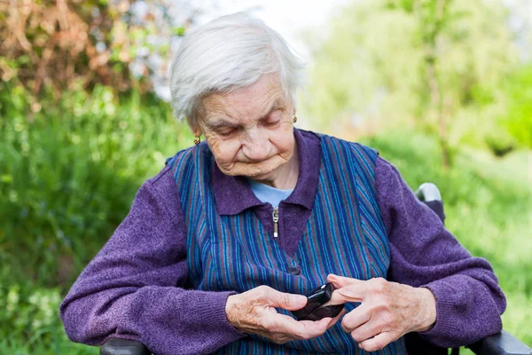 Oudere Zieke Vrouw Vasthouden Pulse Oxymeter Vingertop Buiten — Stockfoto