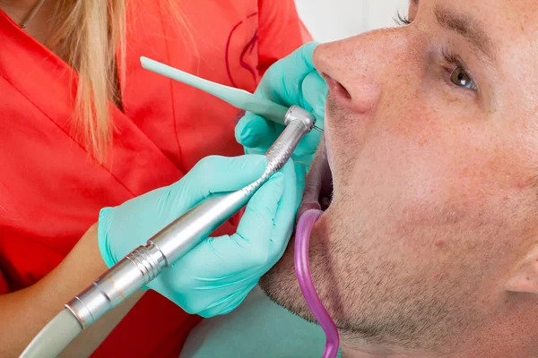 Fotoğrafı bir dişçi diş tedavisi - erkek hastanın ağız boşluğu matkap kullanarak kapatın