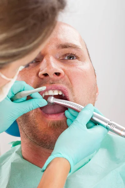 Image Rapprochée Dentiste Utilisant Une Perceuse Pour Traitement Dentaire Cavité — Photo