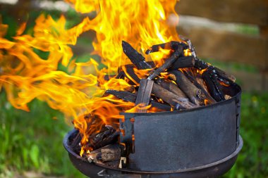 Resmi bir Barbekü - Hazırlık barbekü, ateşe yakın ızgara