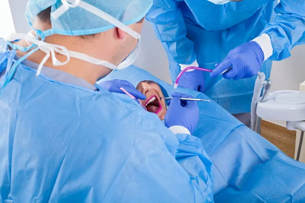Chirurgia Stomatologiczna Dentysta Asystent Pracuje Młoda Pacjentka Jamy Ustnej — Zdjęcie stockowe