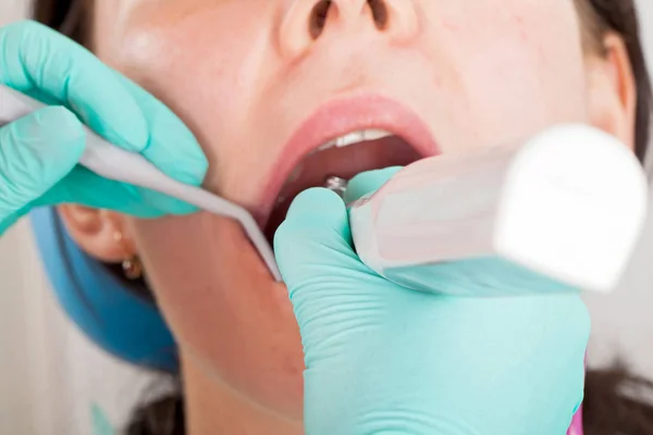 Image Rapprochée Procédure Dentaire Patiente Féminine — Photo