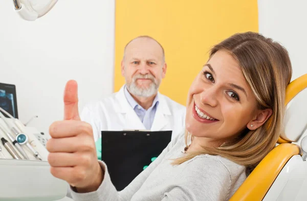 Mujer Joven Sonriente Consultorio Del Dentista Mostrando Los Pulgares Hacia —  Fotos de Stock