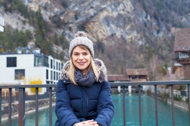 Interlaken, İsviçre, İsviçre Alpleri'nde kameraya gülümseyen çekici bir genç kadın portresi