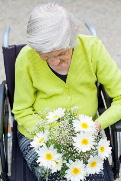 Літня Жінка Обмеженими Можливостями Сидить Інвалідному Кріслі Отримуючи Квітковий Букет — стокове фото