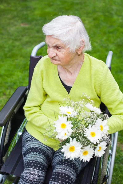 Mulher Idosa Com Deficiência Sentada Cadeira Rodas Recebendo Buquê Flores — Fotografia de Stock