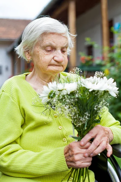 Disabled Elderly Woman Sitting Wheelchair Receiving Flower Bouquet Her Birthday — Stock Photo, Image