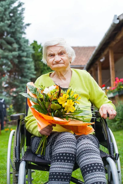 Donna Anziana Disabile Seduta Sulla Sedia Rotelle Riceve Mazzo Fiori — Foto Stock