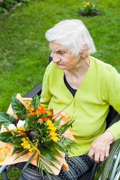 Femme Âgée Handicapée Assise Fauteuil Roulant Recevant Bouquet Fleurs Pour — Photo