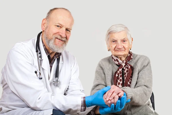 Mogen Manlig Läkare Tar Hand Funktionshindrade Gumman Isolerade Bakgrund — Stockfoto