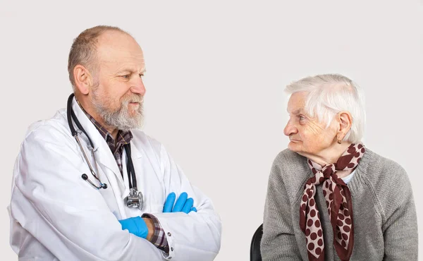 Olgun Erkek Doktor Yalıtılmış Zemin Üzerine Engelli Yaşlı Kadın Bakımı — Stok fotoğraf