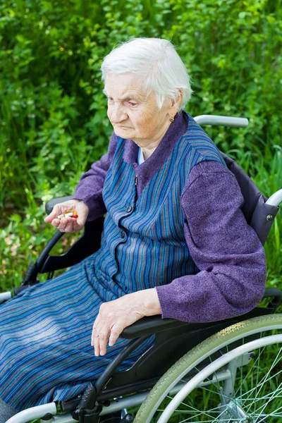 Starsza Pani Siedzi Wózku Inwalidzkim Demencją Spędzać Czas Świeżym Powietrzu — Zdjęcie stockowe