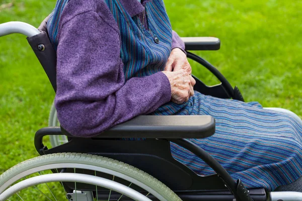 Old Lady Sitting Wheelchair Suffering Dementia Spending Time Outdoor — Stock Photo, Image