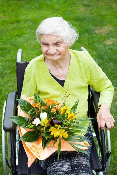 Mulher Idosa Com Deficiência Sentada Cadeira Rodas Recebendo Buquê Flores — Fotografia de Stock