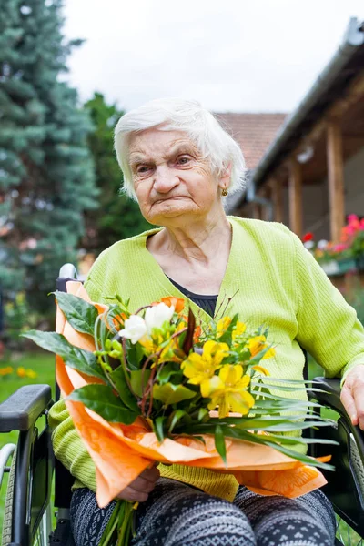 Mujer Anciana Discapacitada Sentada Silla Ruedas Recibiendo Ramo Flores Para — Foto de Stock