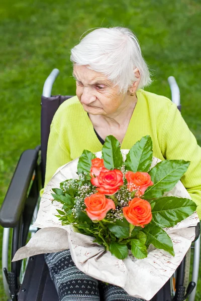 Disabled Elderly Woman Sitting Wheelchair Receiving Flower Bouquet Her Birthday — Stock Photo, Image