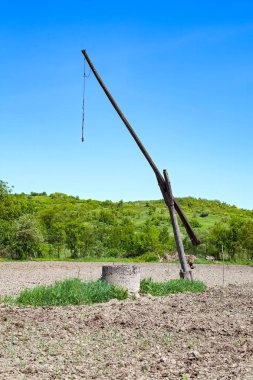 Transilvanya köyde eski pompa açık bahar