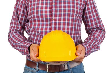 Genç Mühendis sarı baret - koruyucu iş giysisi holding resmi oluşturan kapatın
