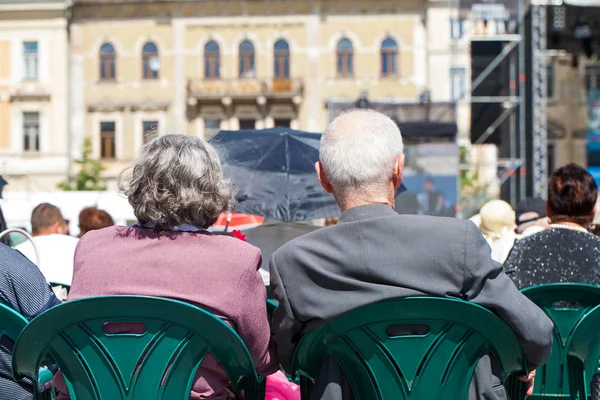 Elderly Couple Watching Outdoor Show City Center Cluj Napoca — Stock Photo, Image
