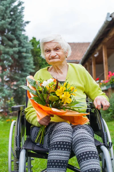 Mujer Anciana Discapacitada Sentada Silla Ruedas Recibiendo Ramo Flores Para —  Fotos de Stock