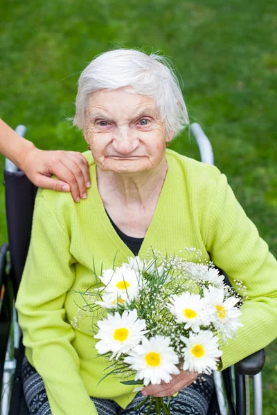 Elderly Woman Suffering Dementia Disease Receiving Flowers Her Birthday — Stock Photo, Image