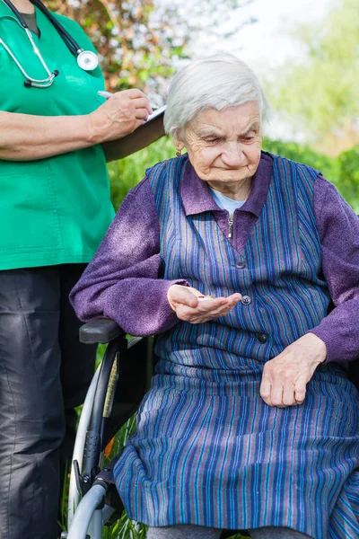 Ouderen Zieke Vrouw Rolstoel Medische Verpleegsters Bespreken Behandeling Buiten — Stockfoto