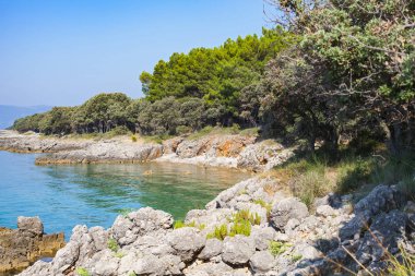 Adriyatik Denizi 'nin inanılmaz berrak suları, Hırvatistan' ın Krk Adası Limanı
