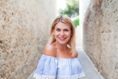 Çekici kadın kameraya gülümseyen bir yaz akşamı Krk Old Town, Hırvatistan '