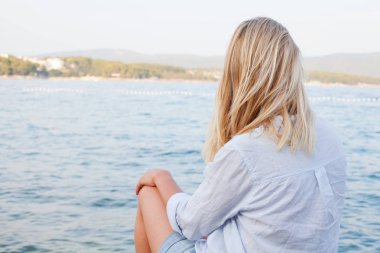 Deniz kenarında rahatlatıcı, dalgalar arayan genç kadın