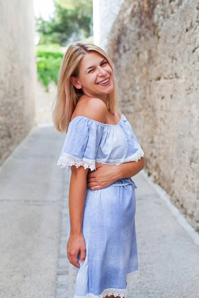 Mulher Atraente Sorrindo Para Câmera Uma Tarde Verão Krk Old — Fotografia de Stock