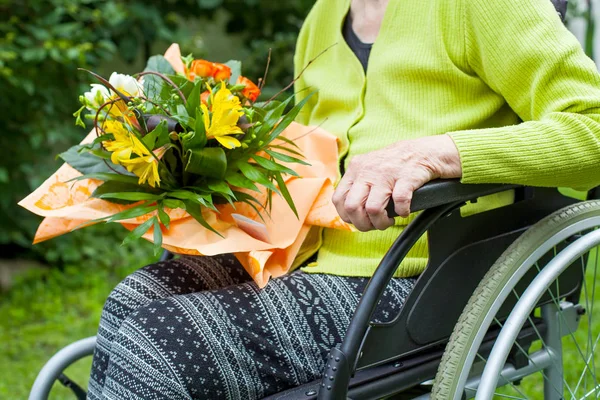 Ältere Gelähmte Frau Erhält Blumenstrauß Pflegeheim Freien — Stockfoto